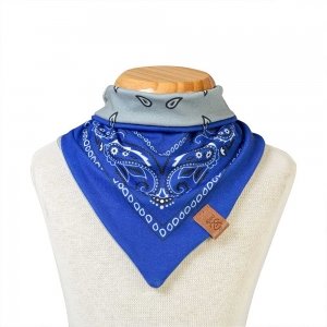 manequim vestindo babador bandana azul com detalhes em branco e preto para bebê  