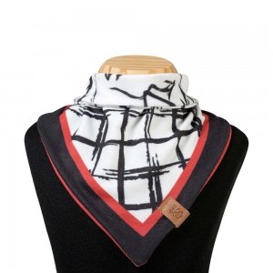 manequim vestindo babador bandana xadrez preto e branco com detalhes em vermelho para bebê  