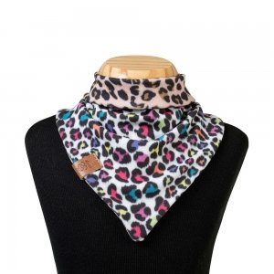 manequim usando  babador bandana estampa detalhe  onça colorida