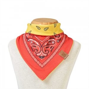 manequim vestindo babador bandana vermelho com detalhes em branco e preto para bebê  