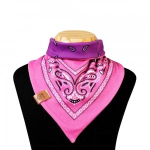 manequim vestindo babador bandana rosa com detalhes em branco e preto para bebê  