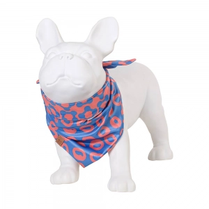 manequim usando bandana colorida  azul e laranja para cachorro e gato