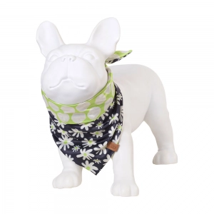 manequim de cachorro com bandana dois em um com flores margaridas e bolinhas branca e verde