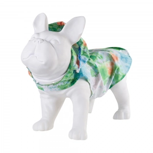 capa de chuva tie dye verde pet vestida em manequim de cachorro