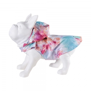 capa de chuva tie dye rosa pet vestida em manequim de cachorro
