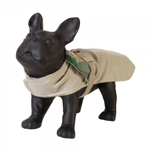  casaco para cachorro bege e verde vestido em manequim de cachorro