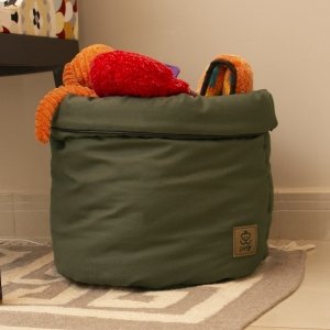 cesto organizador de brinquedos  verde cheio de brinquedos