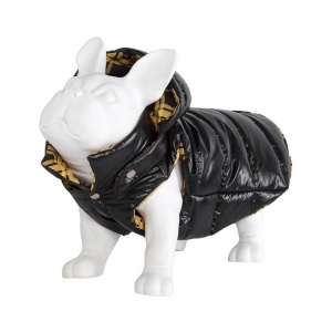  colete preto para cachorro e gato com capuz e forro xadrez amarelo vestido em manequim de cachorro