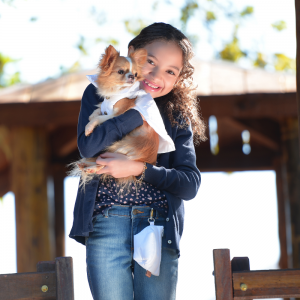 menina com um cachorro no colo usando mini necessaire charlotte branca