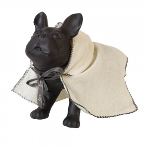 toalha de banho branca para pet com capuz vestida em um manequim de cachorro